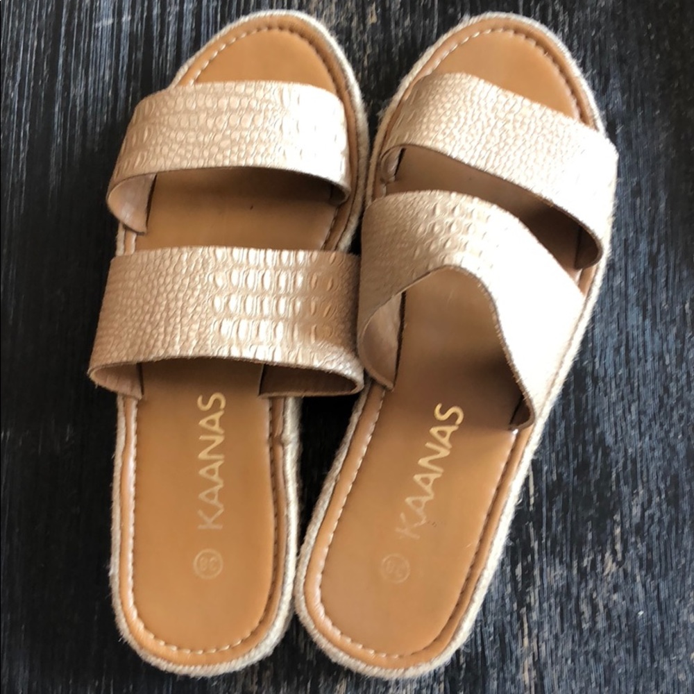 Kaanas Tobago platform sandal in champagne size 8